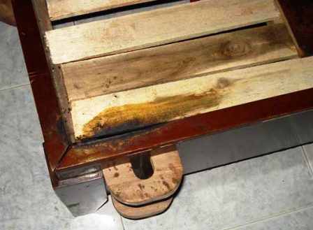 Miếng nệm phía trên bị cháy khiến giường gỗ bên dưới bị "lây".